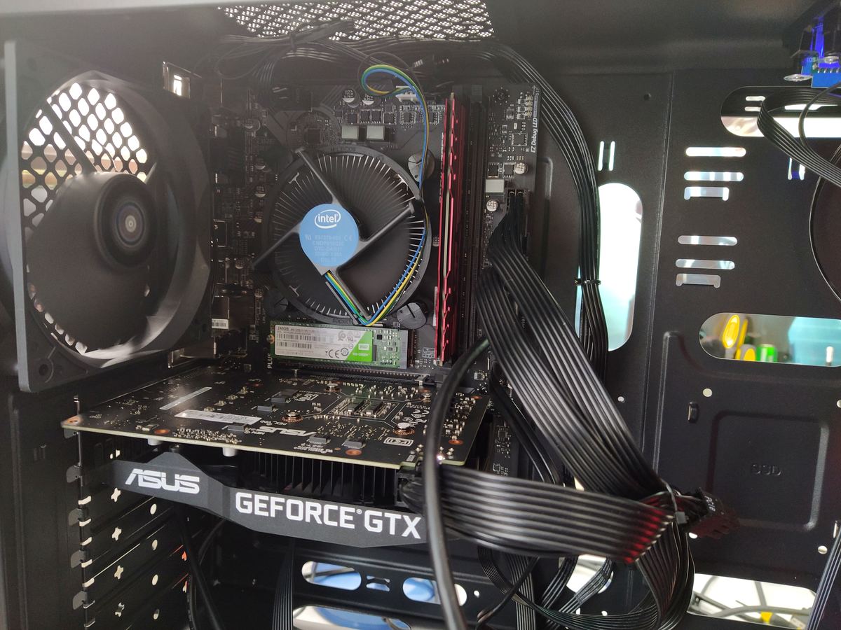 PC de escritorio armada con tarjeta gráfica