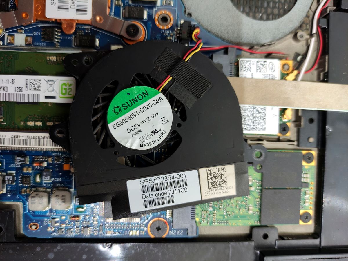 Ventilador de laptop revisado antes de la limpieza